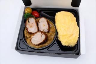 温まる・煮かつカレーヒレ&ふわふわ玉子※加熱式容器・PETお茶付